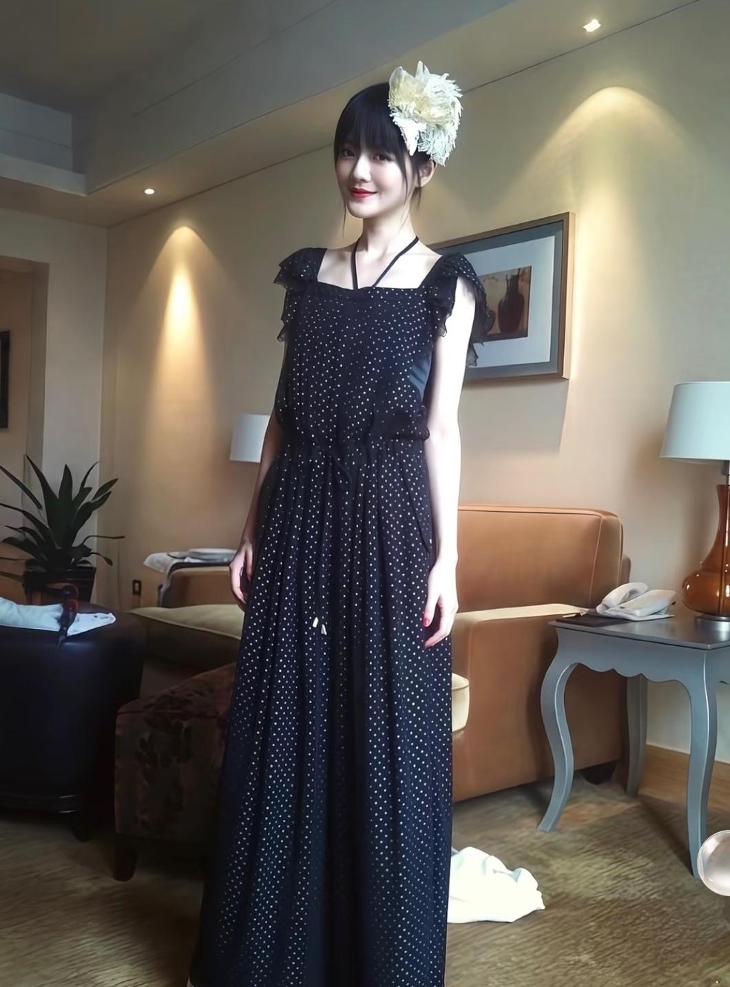 其实大S这张照片真的特别美，尤其是她笑起来的时候，明艳的口红衬得肤色格外红润健康