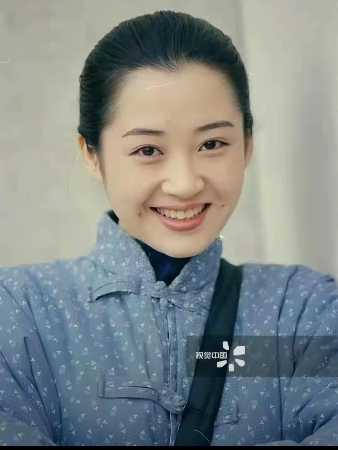 57岁的许晴直播吃早餐，声音嗲嗲、笑容甜美，美人脸面不老，唯独有一处看处年龄感明
