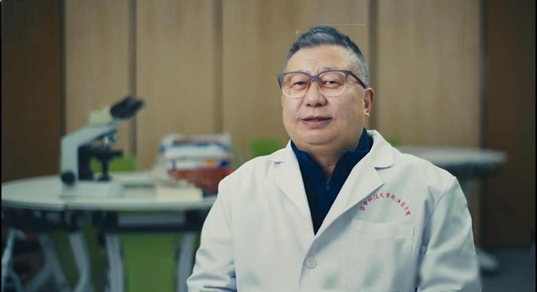 前两天我陪朋友去医院复查，看他一趟趟跑不同诊室，突然想起刘医生在电视上说的，他解