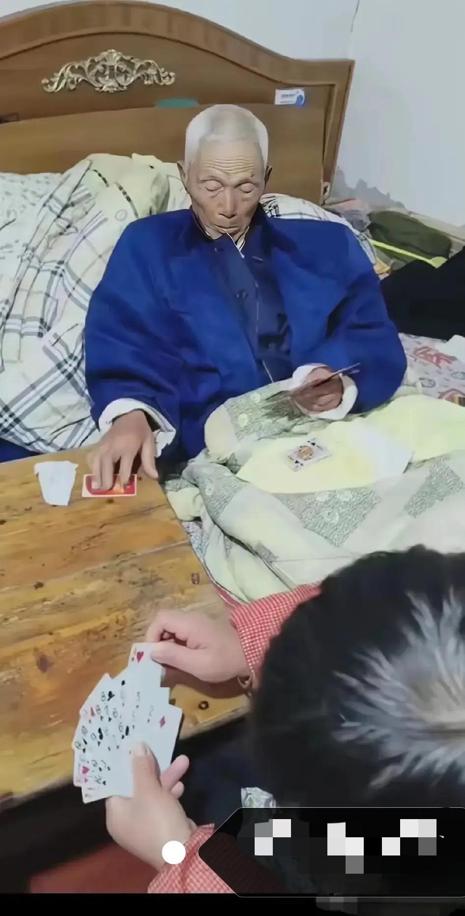 泪目啦！！！！！！科学都解释不清楚了，一老人奄奄一息，剩下最后一口气，家人急忙