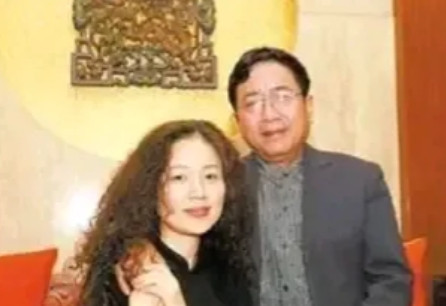 1992年，李红意外察觉丈夫余秋雨婚内出轨。念及年幼的女儿，李红满心无奈，只能