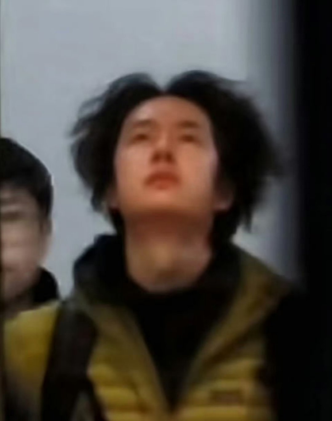 王一博摘帽子变全一博王一博有效摘帽！头发好多啊，可费不少洗发水呢[扁嘴]​​