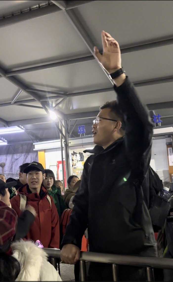 【点赞！：岂可为这分秒，有辱民风】“同胞们，再说一遍，等会有序进场，我华夏乃泱