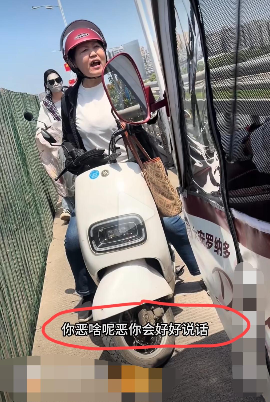 女子骑车逆行造成堵车后发生争执，当发现自己不占理的时候，又反过来挑对方说话语气不