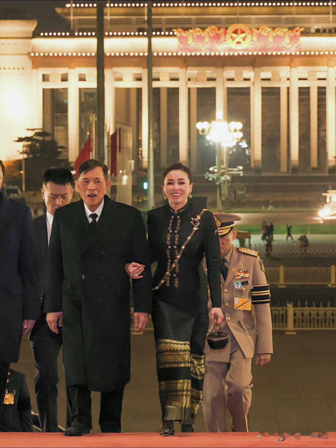 苏提达王后，真给泰国长脸！整个人越来越大气舒展…她这次在北京出席晚宴，穿的