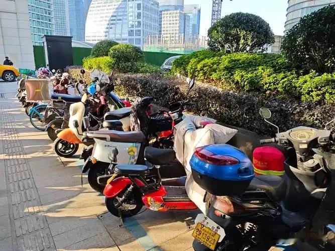 陕西西安，男子有辆电动摩托，他居住的小区物业禁止电动车进小区，还不规划停放区，没