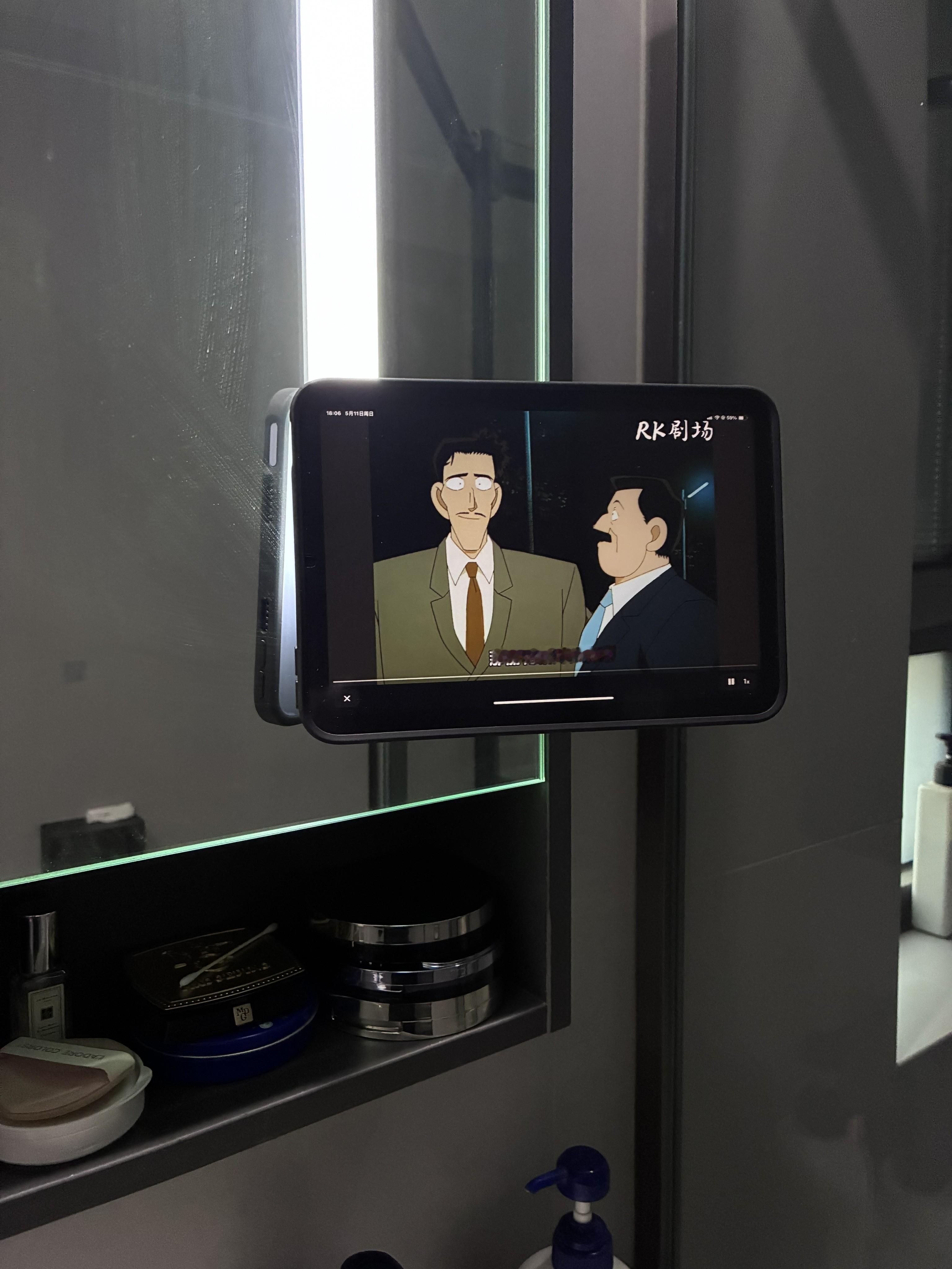 多角度可调节的磁吸墙贴，搭配iPadmini7磁吸壳[大笑]在镜柜上也能畅
