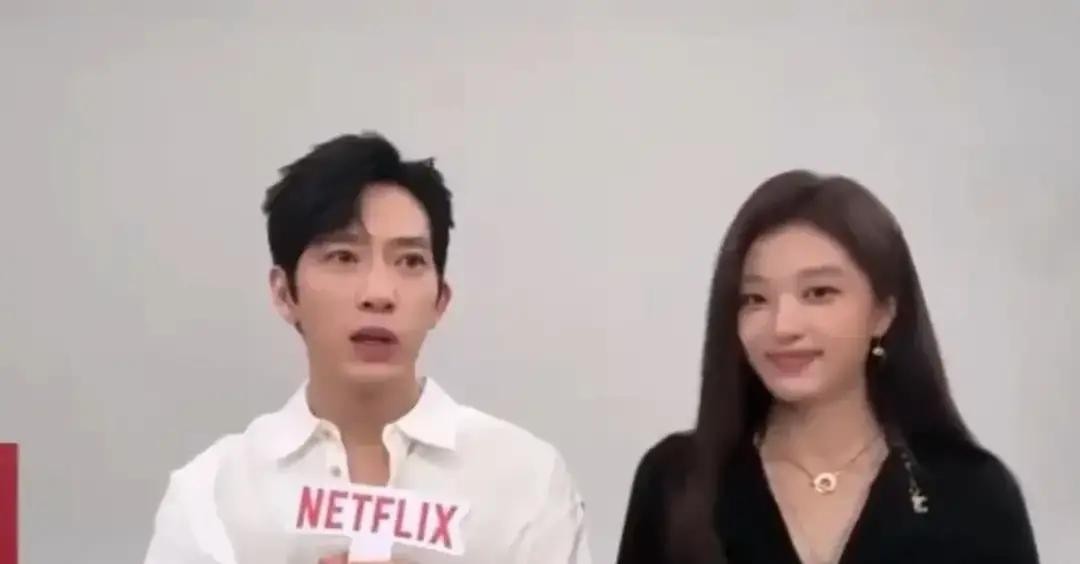 孙千在宣传采访里提前说了井柏然穿背心好看，大结局最火那场亲密戏，俩人身上是同一款白背心。半月前主持人