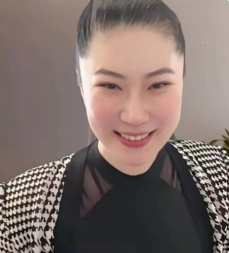 谢贤的前女友Coco近日坦言，32岁那年和谢贤彻底分开，她独自回到上海打拼，拿出