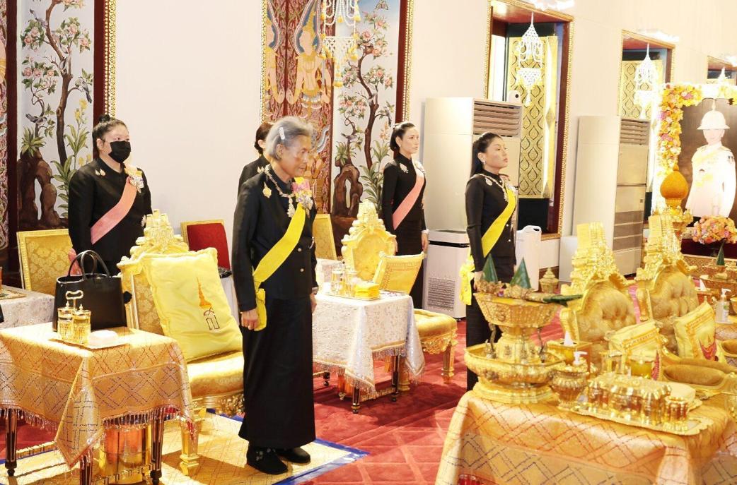 诗妮娜贵妃换了个发型出席帕公主头七仪式，掀起刘海的发型尽显女强人气场！6月1