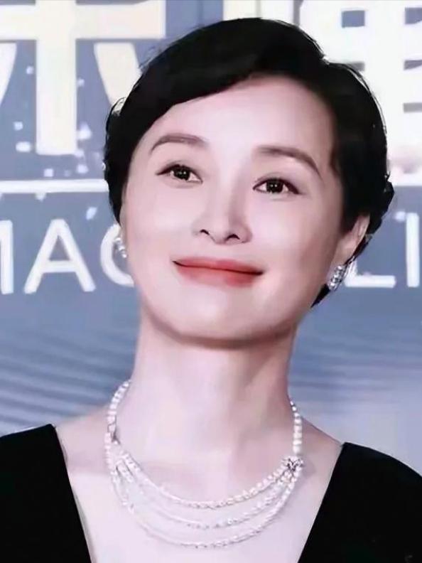 54岁吴越单身无子女，直言一点都不觉得遗憾吴越说，我这辈子就谈过一次恋爱，