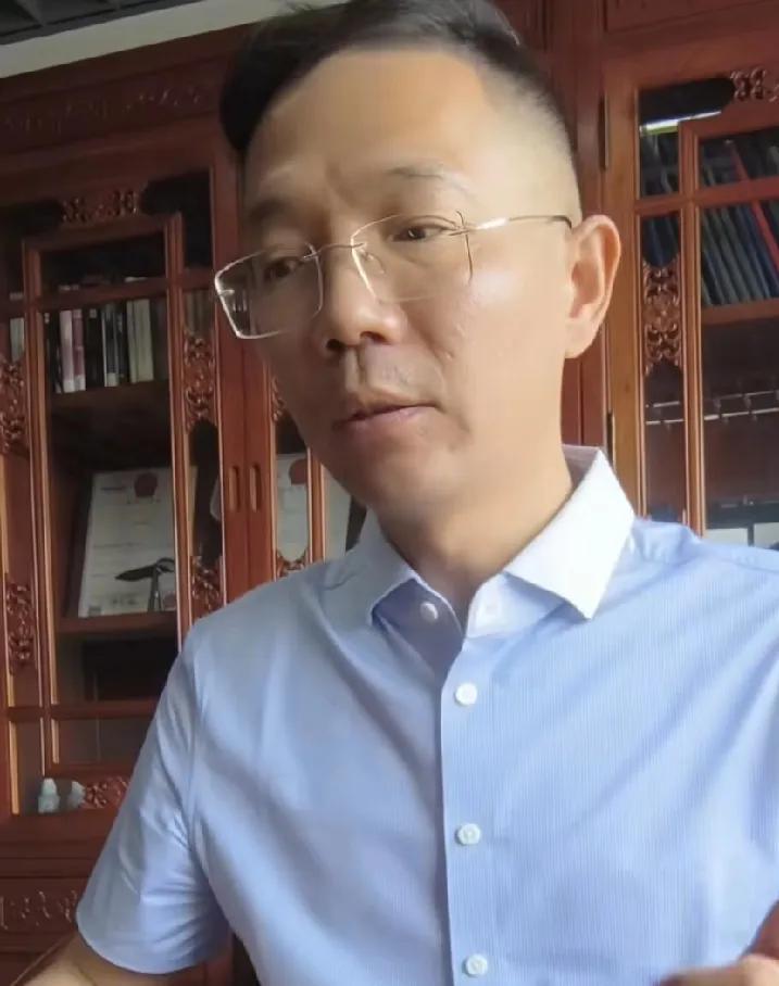 如果还手了，他们的阴谋就得逞了，确实太睿智了。大家都知道，上午下院的3楼。王某