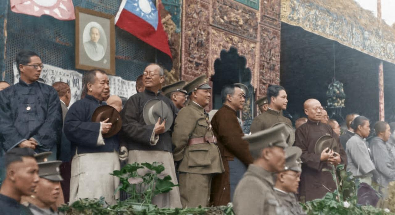 1925年7月，广州国民政府成立大会的阅兵台留影，从左起依次是宋子文、古应芬、胡