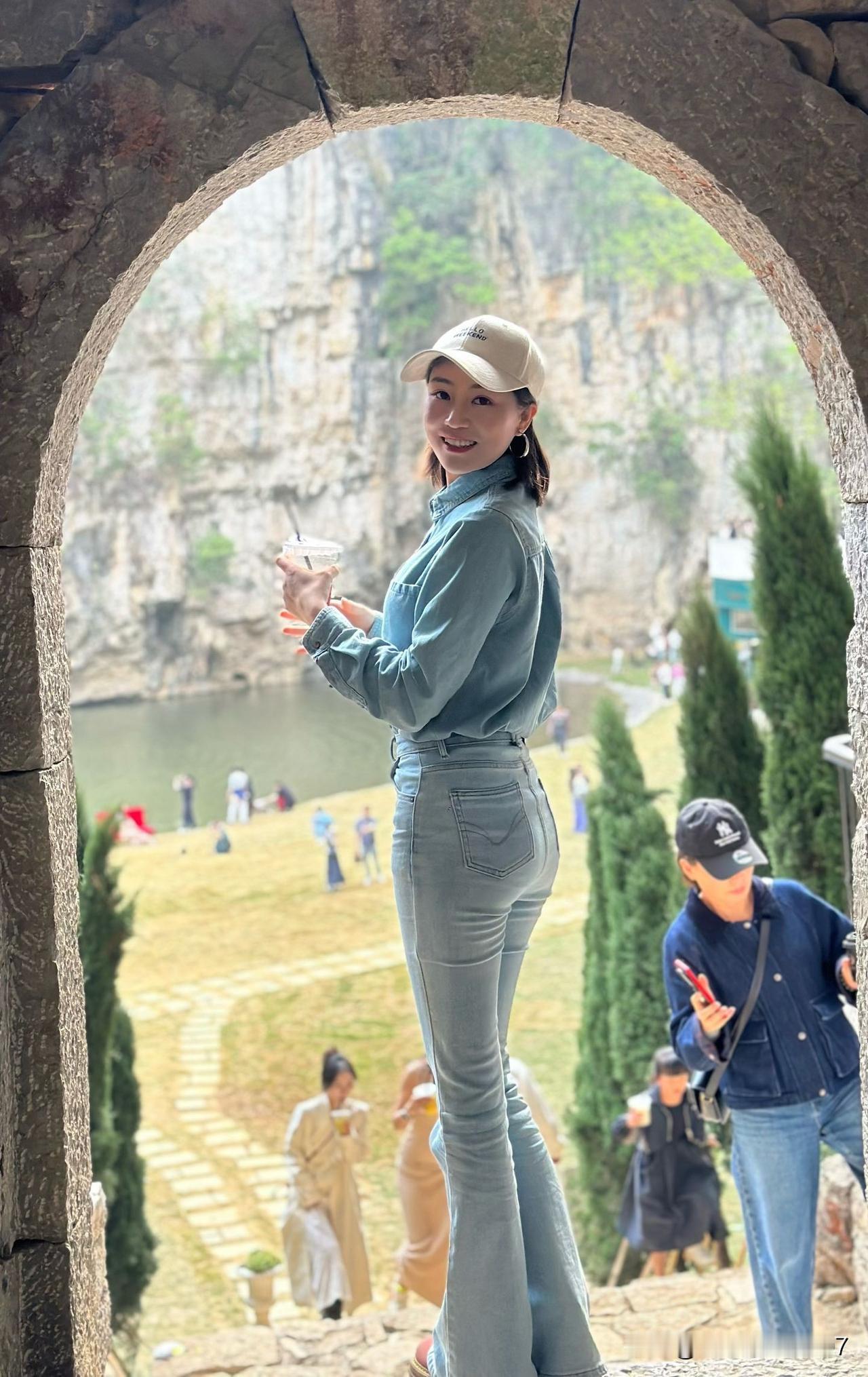 “山外青山楼外楼，人在画中游”，这句诗用来形容西湖的春天再合适不过。春天去西湖