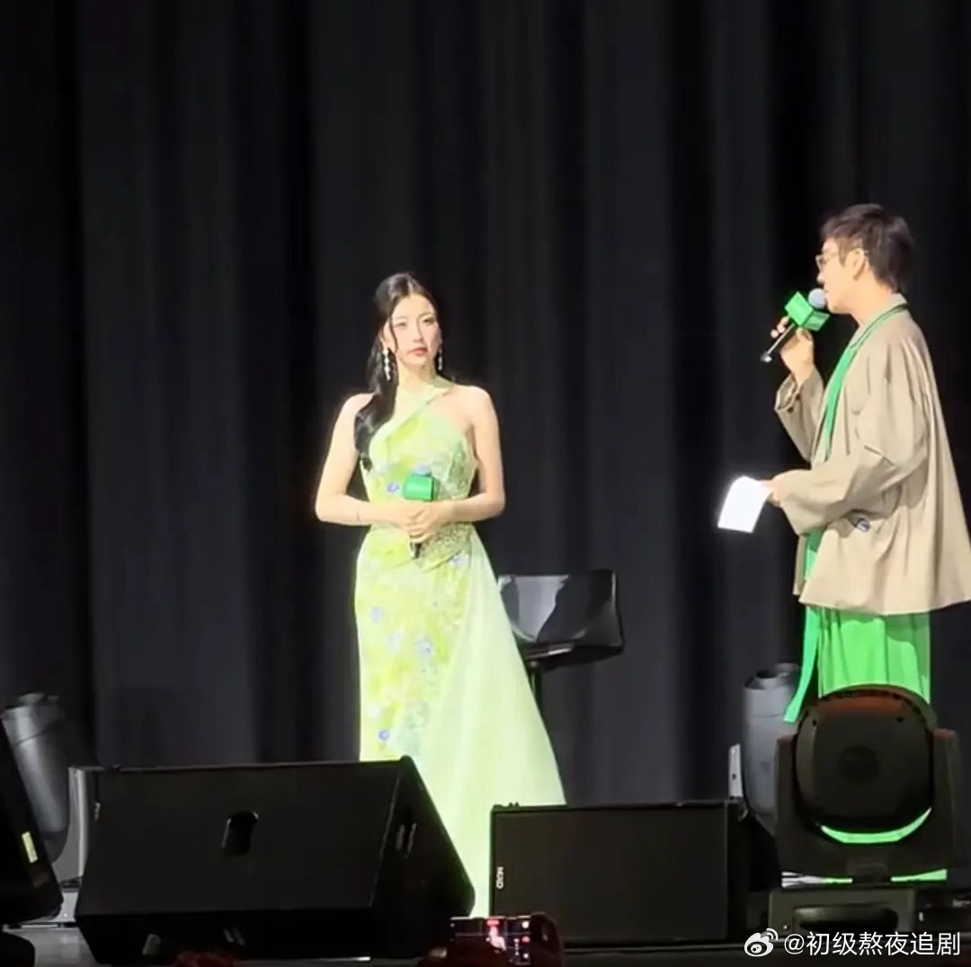 虞书欣出席活动咋穿的都是婚纱？高定呢