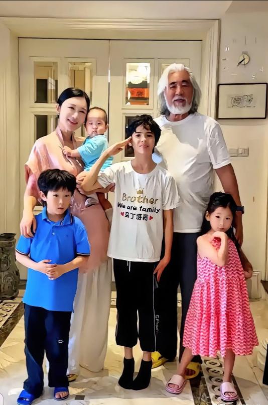 张纪中这下笑不出来了不是娇妻杜星霖嫌弃他了而是生了这么多孩子，却越来越不