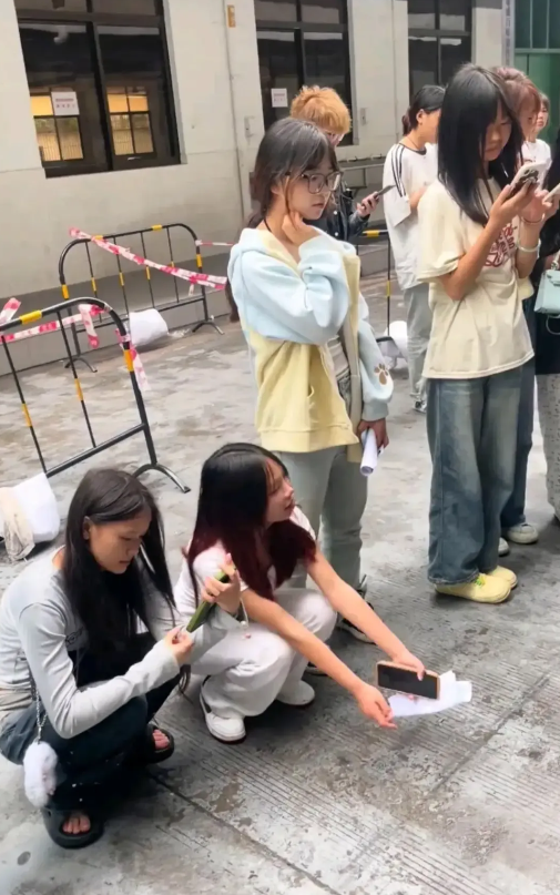 好奇！这么小不待在学校，跑出来打螺丝干嘛！
