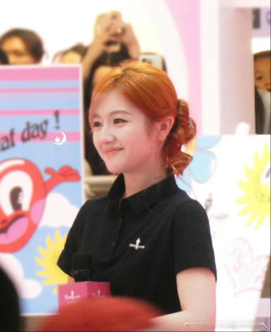 李兰迪染了橘发李兰迪血气很足的美李兰迪染橘发后像把落日熔进发丝！暖调橘色在阳光下