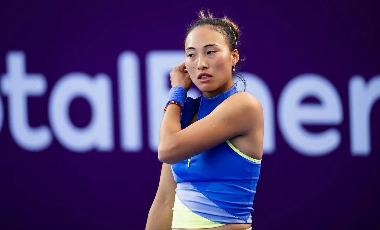 郑钦文善解人意知道大家想看球，非得来三盘，但是忘了国内有时差。WTA1000多