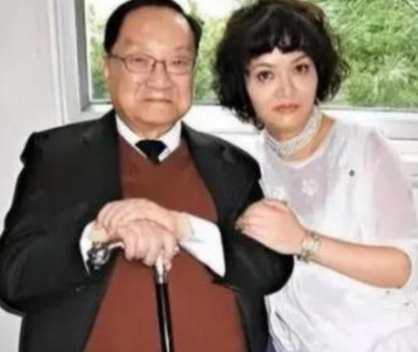 1976年，52岁的金庸竟爱上了年仅16岁的女招待。他铁了心要跟妻子离婚