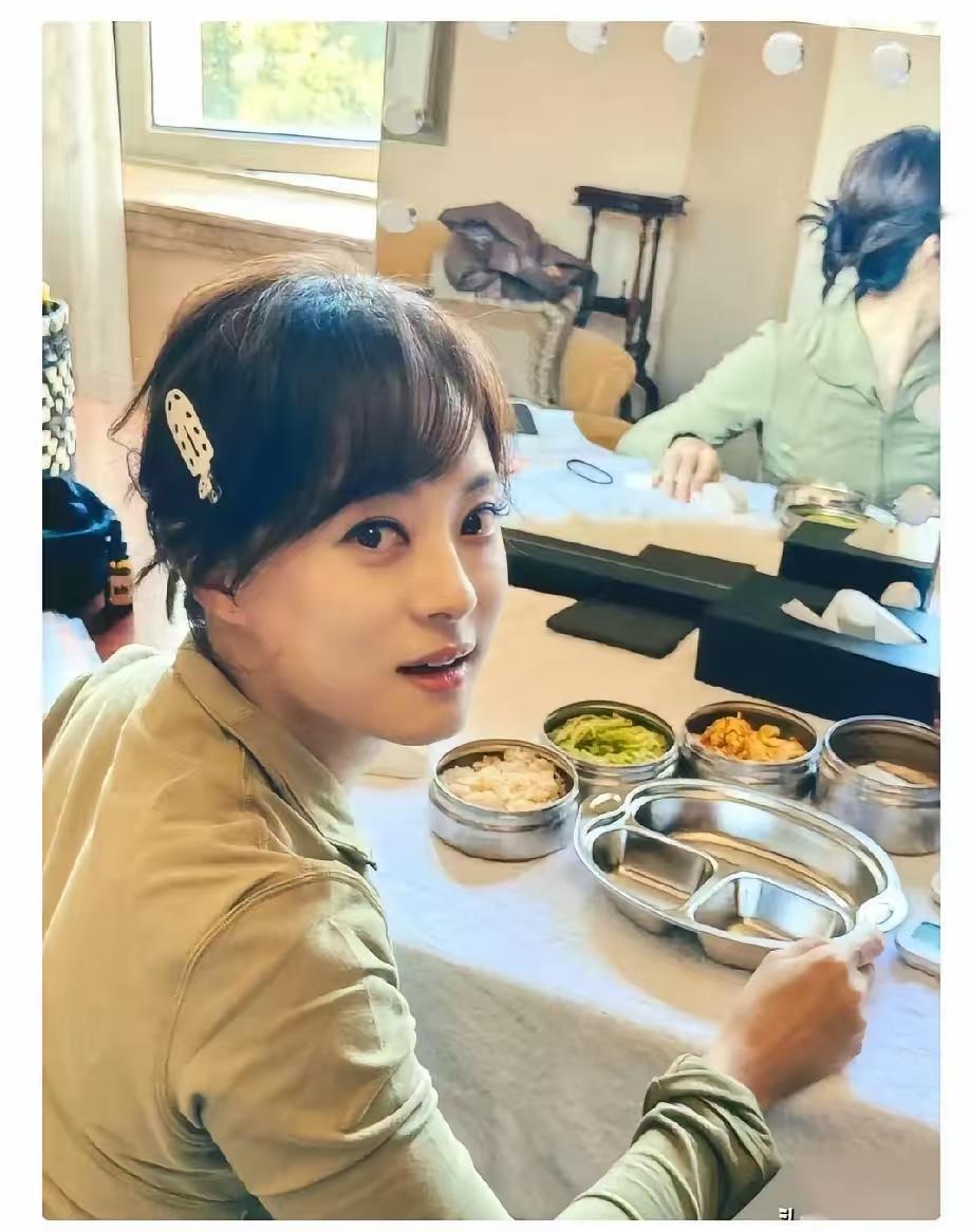 孙俪在上海2.3亿的豪宅里，甄嬛传之后的孙俪面像开始变了，眼睛越来越鼓了。过度流