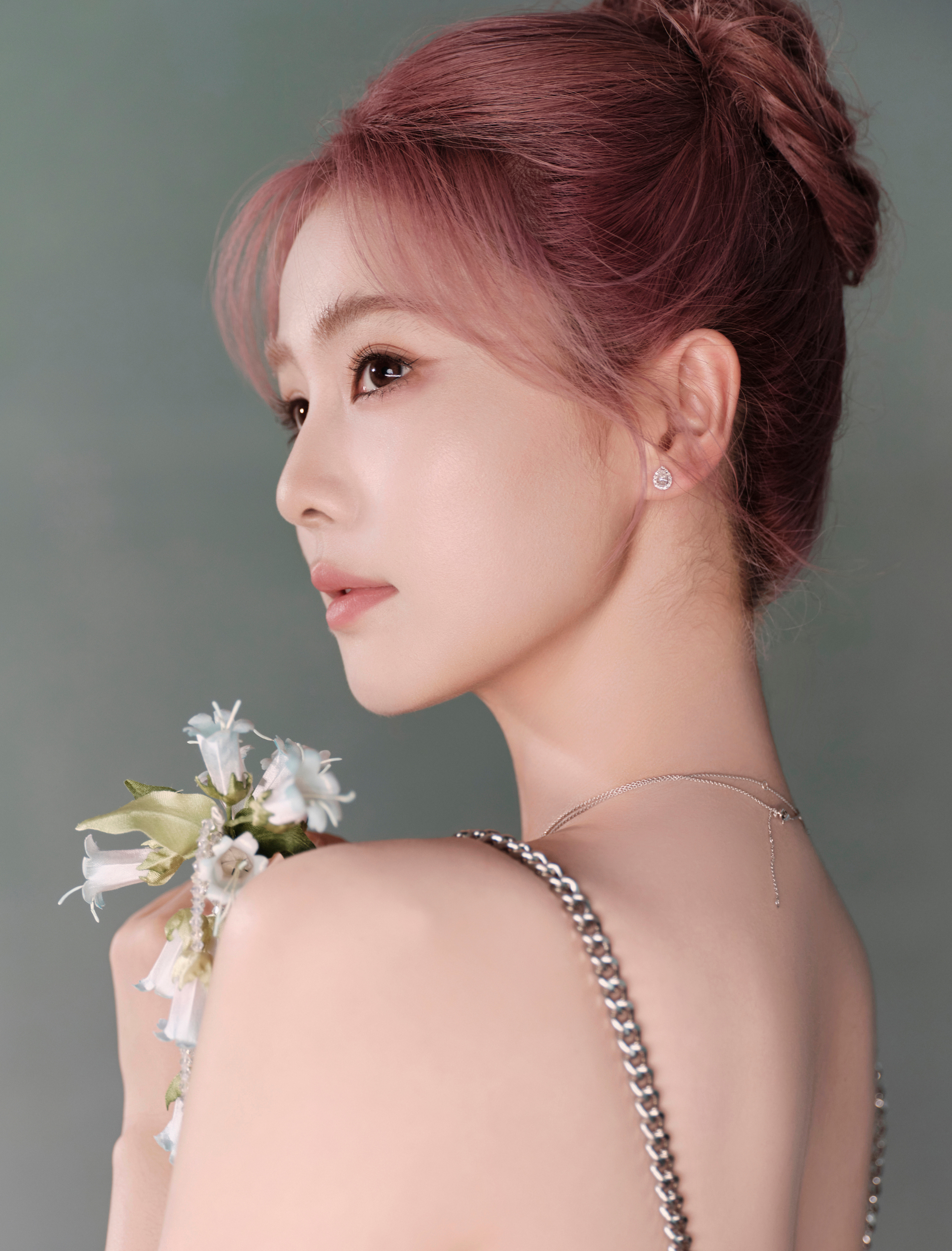 白鹿浅金吊带裙勾勒出的线条温柔又性感，慵懒的姿态里藏着藏不住的风情。白鹿确定参