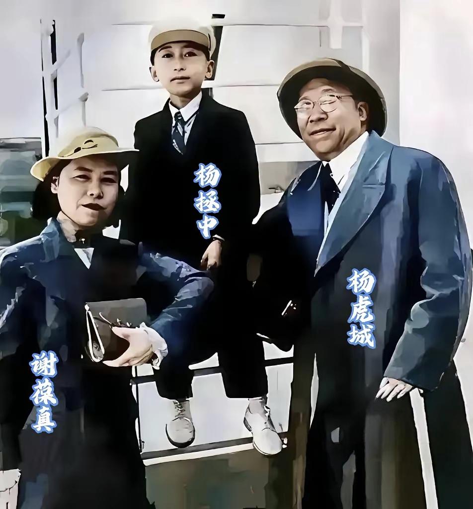 1937年，轮船甲板上，杨虎城将军一家三口笑着拍下这张照片。谁也不会想到，这竟是