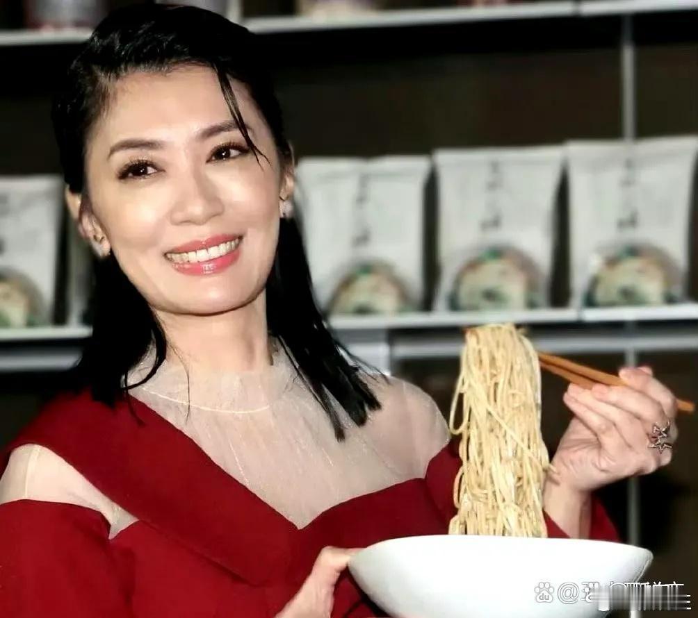 贾静雯吃面的样子韵味太浓厚了