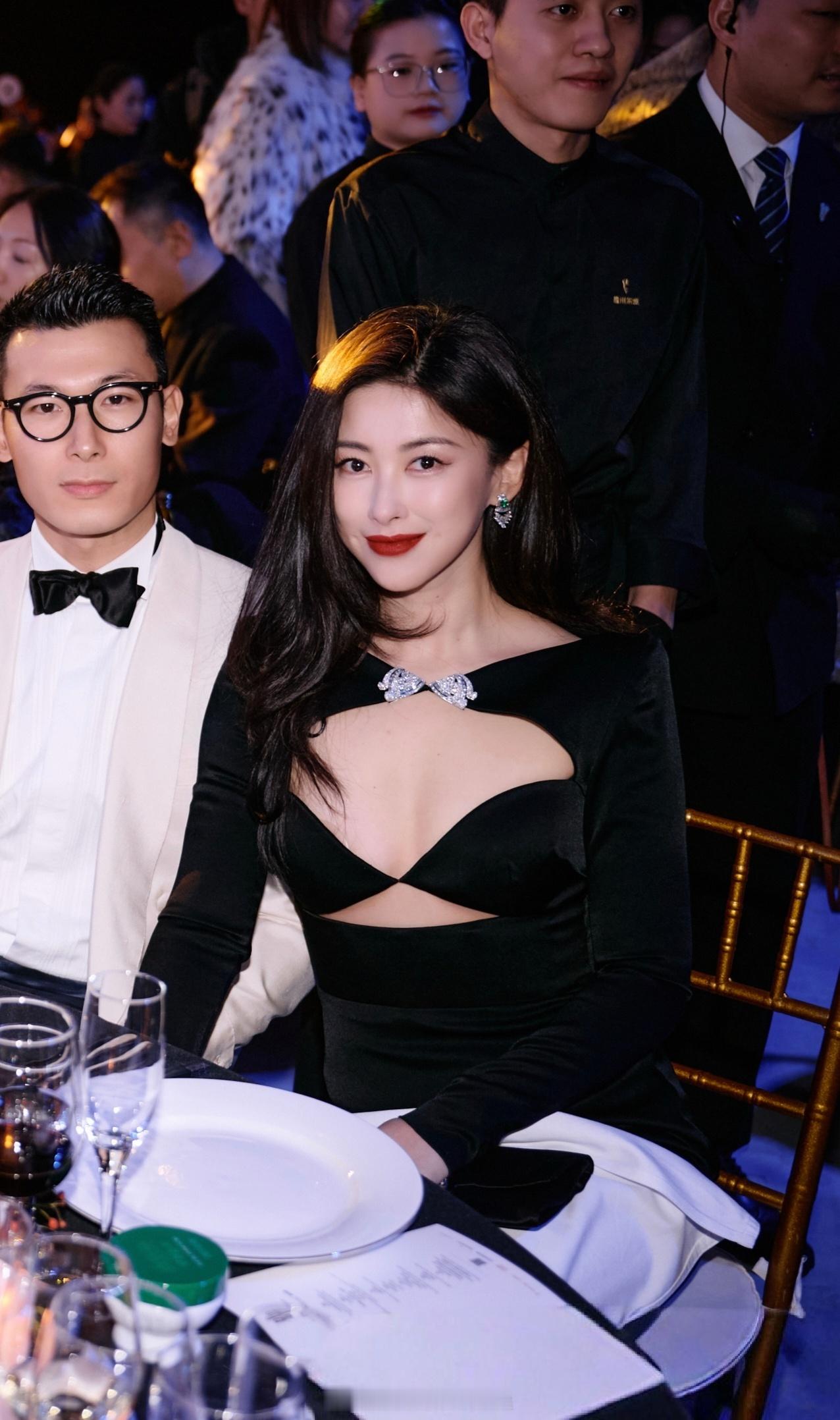 朱珠每次活动造型都很难驾驭，但是穿在她身上却又能驾驭的相当好❤️