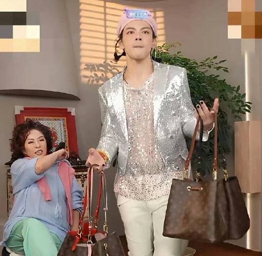 向佐在女妆化的路上越走越远，向太在直播间也积极配合，只是不知道郭碧婷能否忍受？