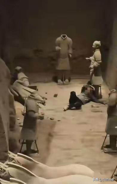 一精神病患者跳入兵马俑三号坑，推倒两尊兵马俑。这事儿闹大了！事情发生在5