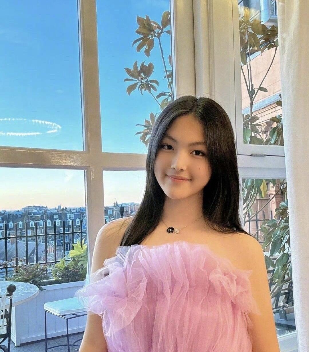 网友说，这是英式教育和美式教育的具象化，实话说，确实如此，很明显！英式教育更端