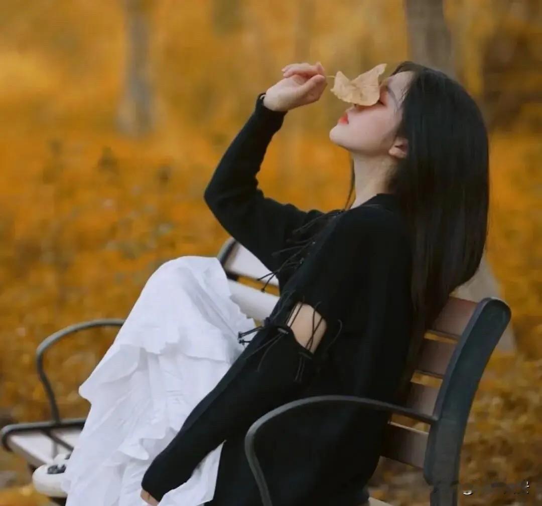 瞬间醒悟到了：身边有多少人，希望看到你摔倒，再也爬不起来。身边又有多少