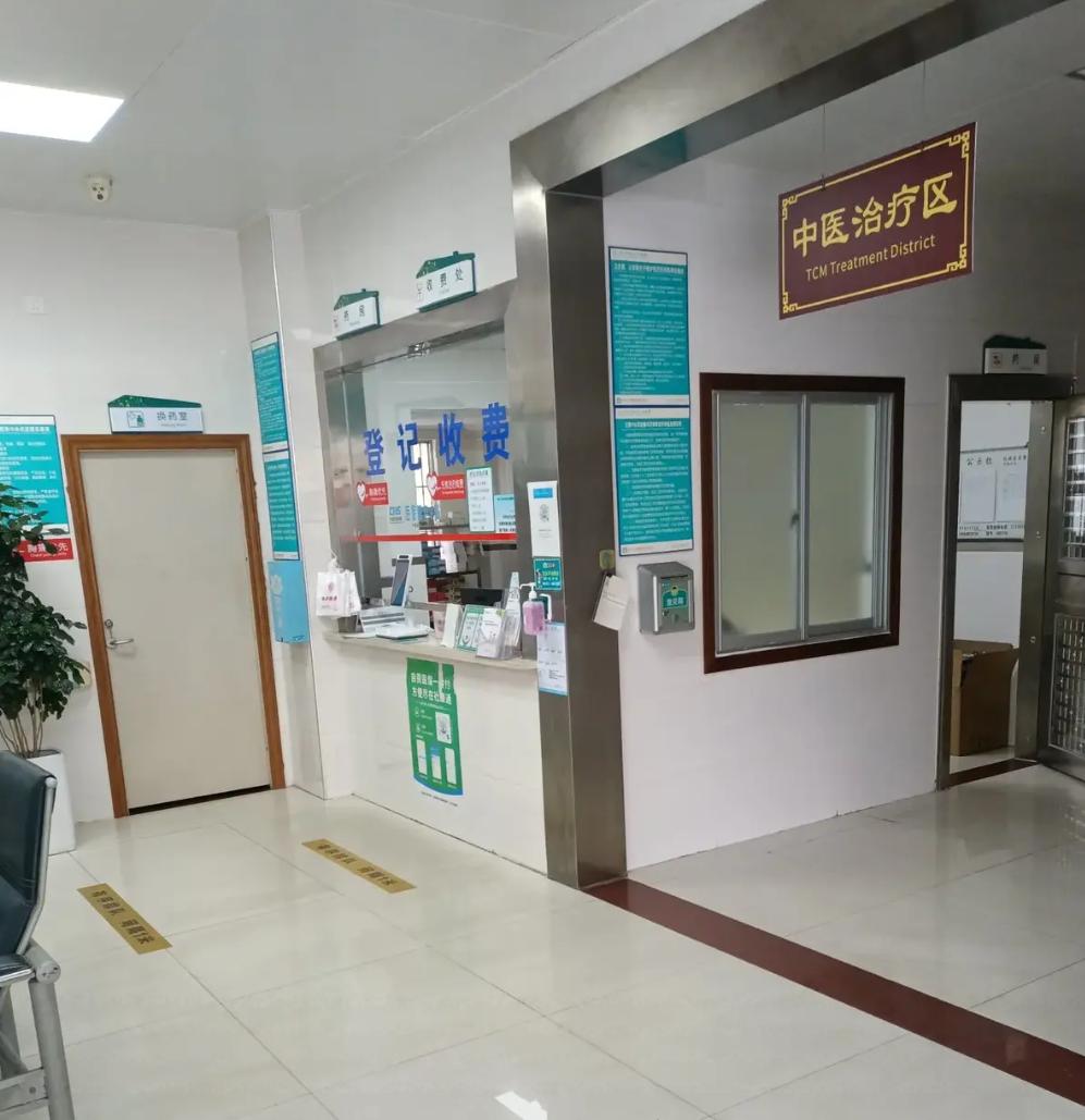 周末去了趟社康，发现了个问题，但凡去看病拿药的患者，医生都会极力推荐拔罐、刮痧和
