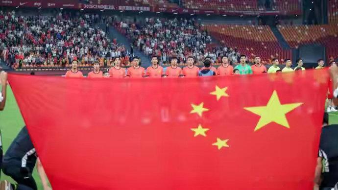 重庆邀请赛，国足三连败零进球丢九球。邵佳一敢变阵却难落地，高位逼抢变漏人。亚洲杯
