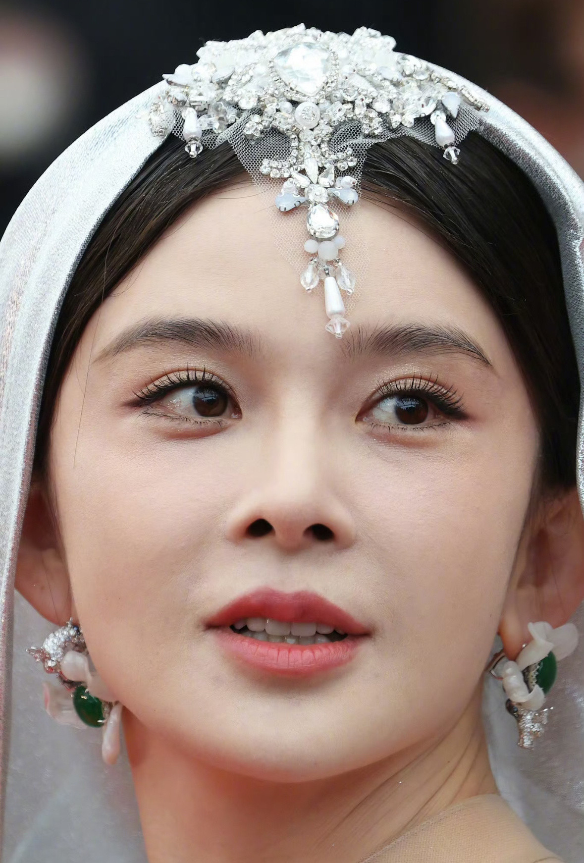 赵樱子最新生图，感觉他这个脸型还是很抗老的，看不出什么岁月的痕迹​​​