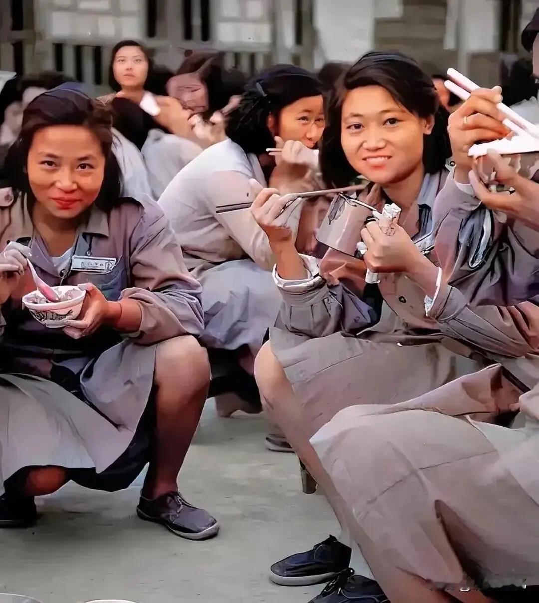 1949年，地点广州，国民党节节败退，败退到沿海城市港口。这是一群国民党女兵