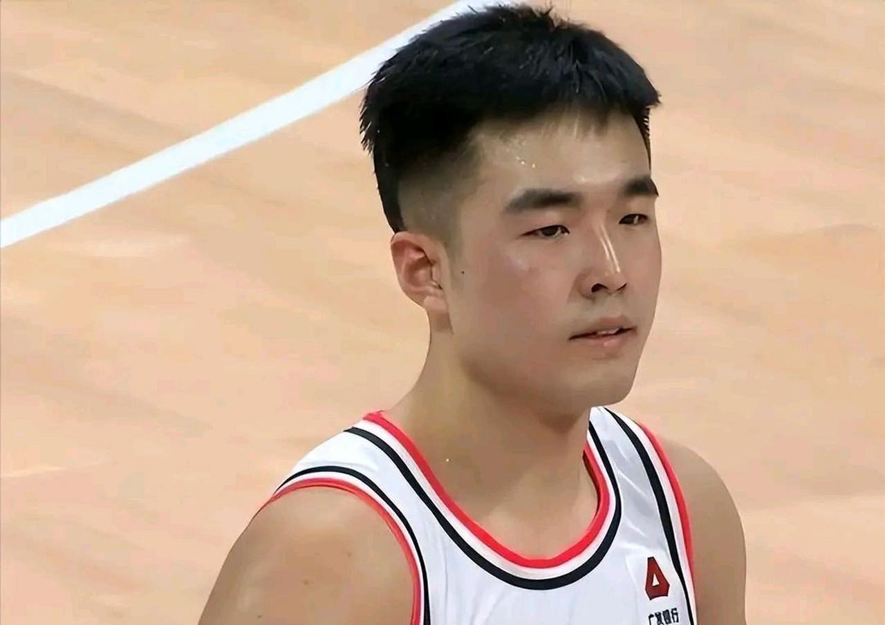 张文逸碰到伯乐！在合同已经到期前，不少消息称张文逸将离开广东男篮！不过事实证明