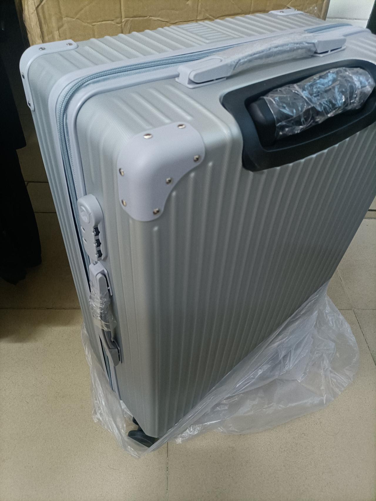 今天深圳有雨，没摆摊，网上开了两单，一个28寸的行李箱80元出了，两包洗脸巾20