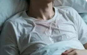 身体虚，经常盗汗盗汗，盗就是不为人知，在身体来说就是不知道的情况下出汗，那什