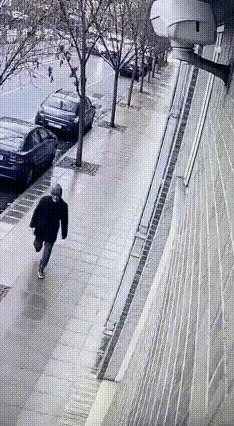 大爷这一接，救了一条命！刷到这个视频，心都跟着提到了嗓子眼。一位大爷