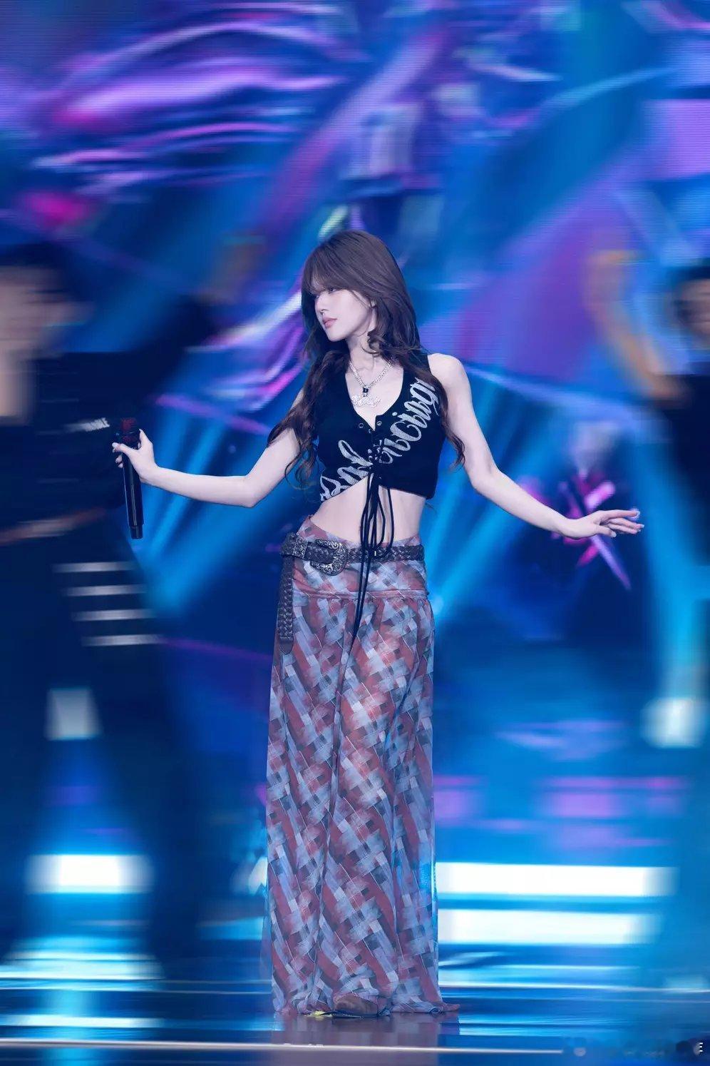 青青娱乐赵露思最新舞台照甜酷感拉满！露纤细腰肢性感吸睛