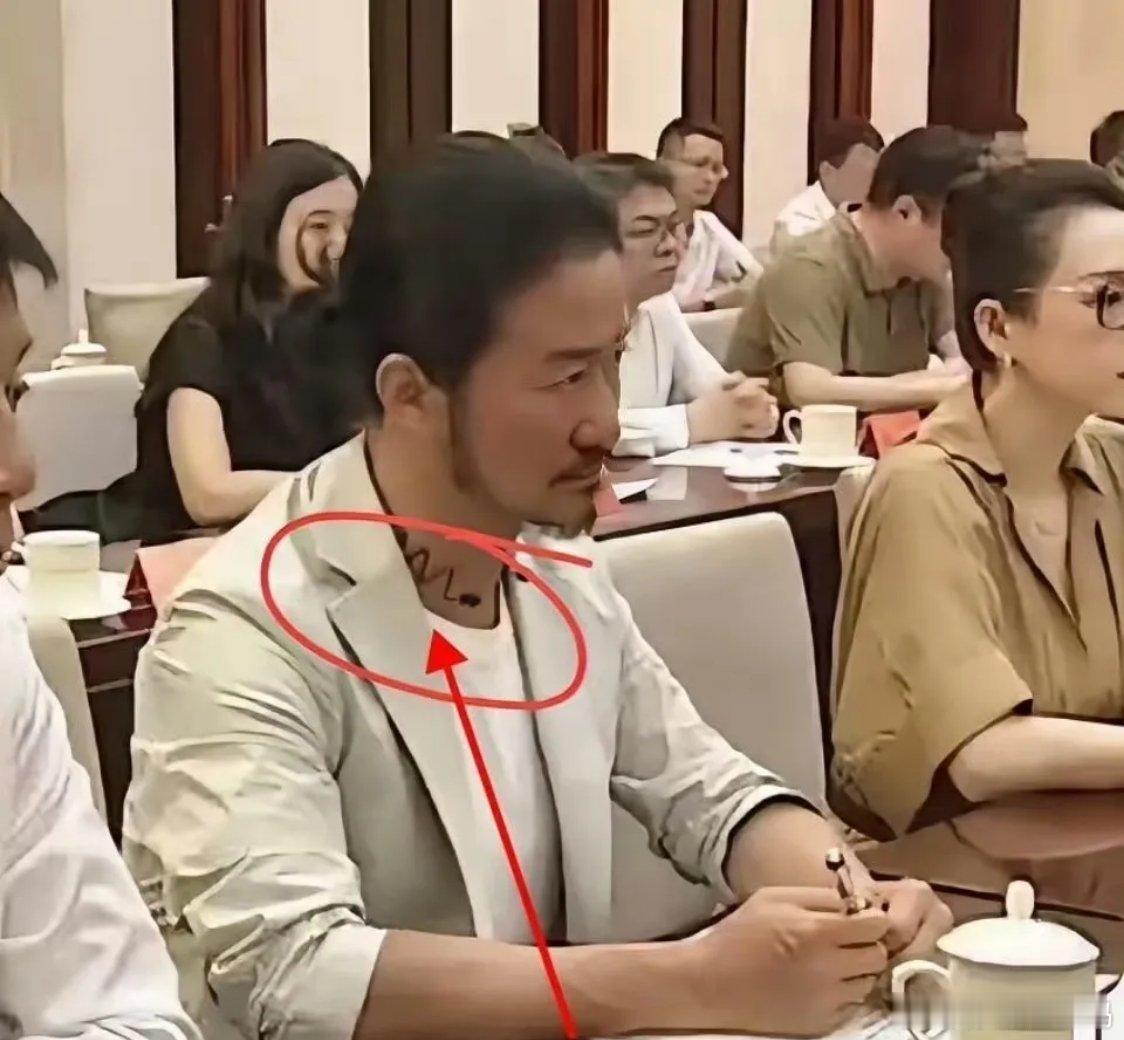 笑不活了！吴京脖子上的不是纹身，是男士发箍，他留了长发，开会时取下挂脖子上​​