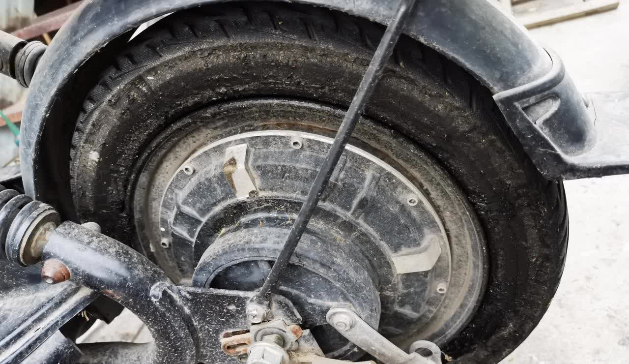 现在的电动车都是真空带，之前电车的后带扎破了，找了个地摊修电车的！修车师傅给挤进
