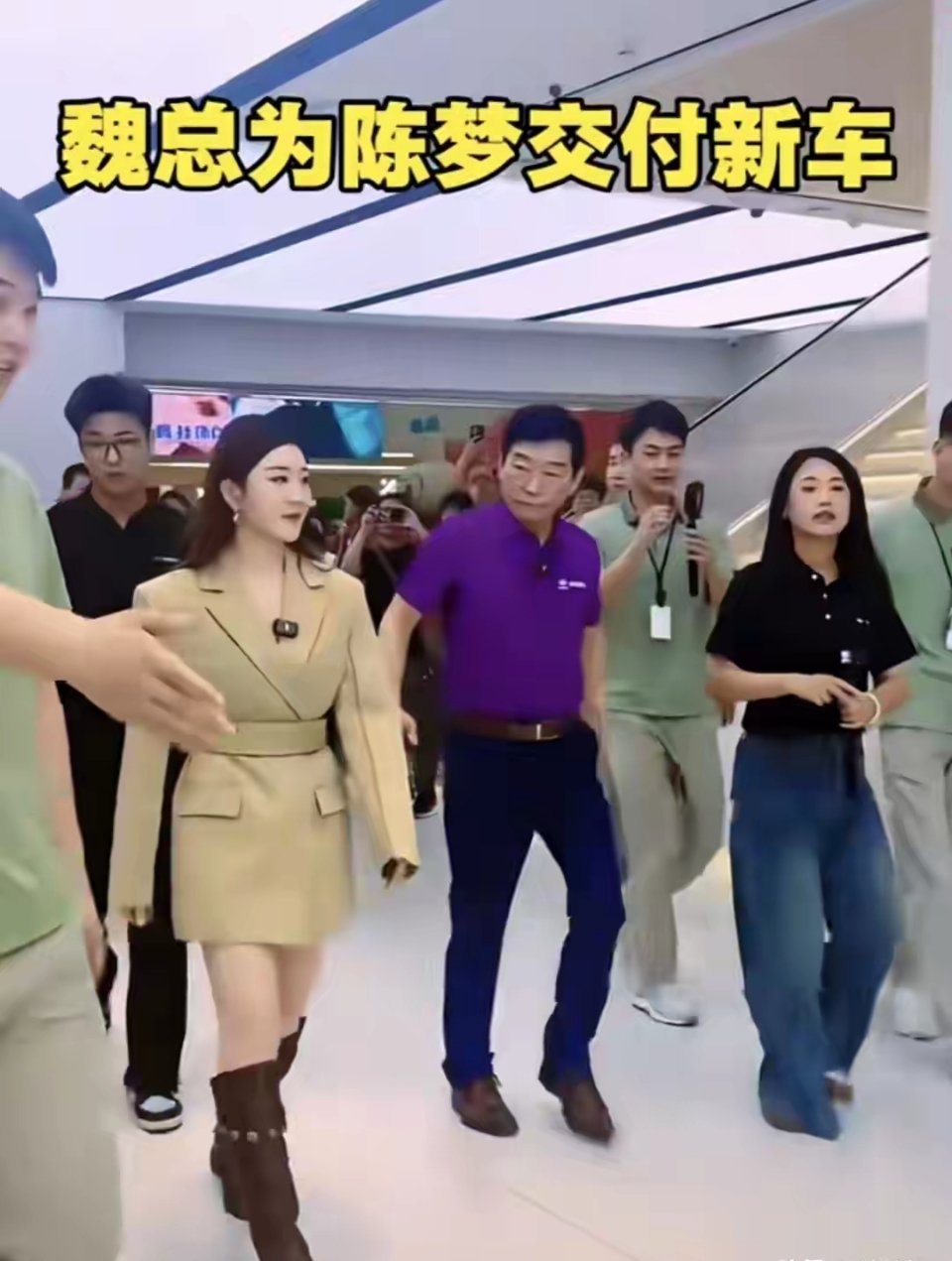 陈梦喜提新车！穿西装短裙气质好，董事长魏建军亲自现场交付