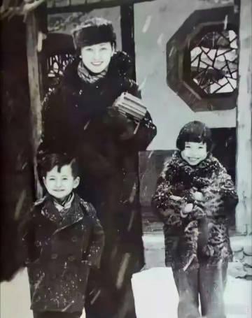1936年，林徽因一家刚踏出家门，梁思成就迅速按下了快门，定格下了这一珍贵的瞬间