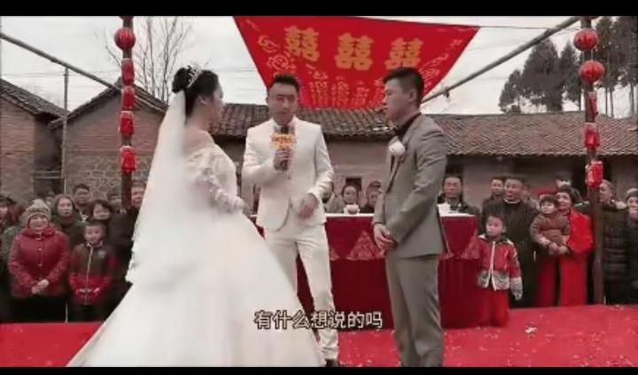 婚礼现场，只因新娘说结婚以后，我就是一家之主之类的话，新郎立马不依了，飞起一脚把