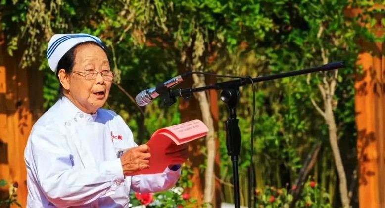 86岁护士李桂美获奖却遭全网骂，登上热搜。医院内部人员称，李桂美返聘后从未值夜班