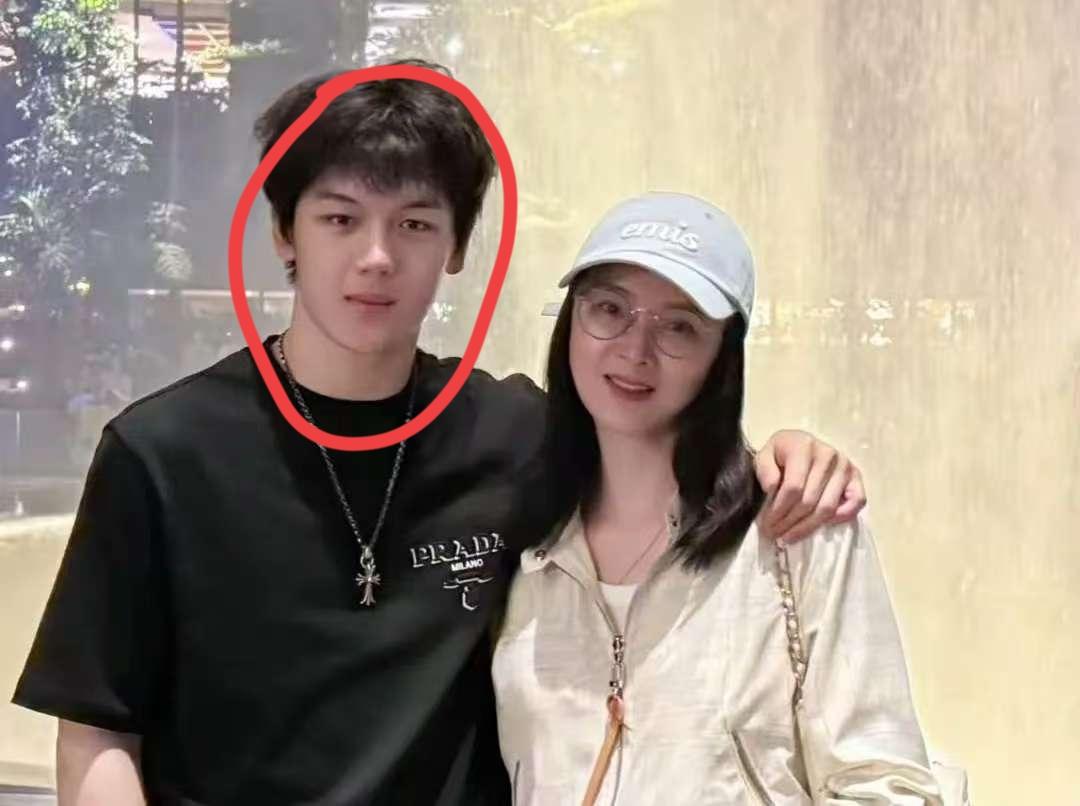 大家发现没，这不说不知道，一查真的吓一跳，估计贾静雯看了王艳和儿子球球的合照