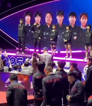 乒超第一天，王楚钦化身“夸父”，全场瞩目！比赛开始，王楚钦的目光就紧紧追